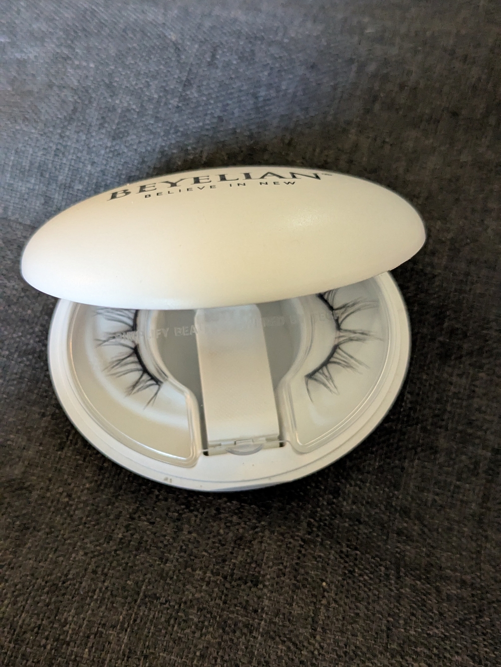 Beyelian White Compact With Mirror Magnetic False Lashes New - Picture 2 of 3